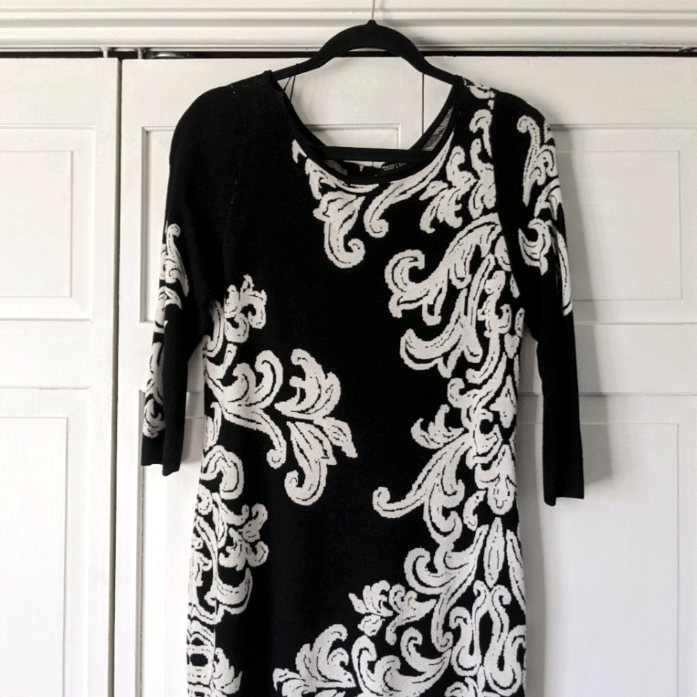 Sweater dress with black and white print